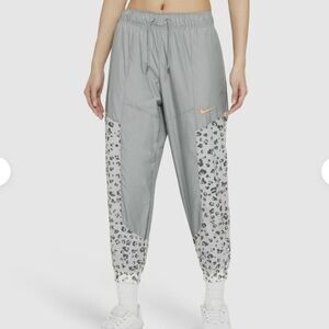 NWT$95 Nike Sportswear Woven Leopard Print Jogger Pants DD5894-073 Gray Medium